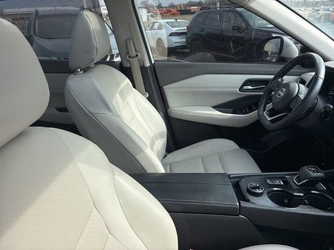 Used 2024 Nissan Rogue SV w/ SV Premium Package image 18