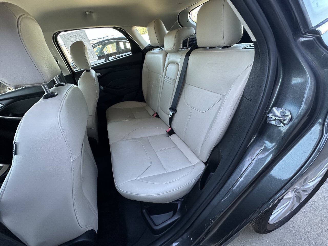 Used 2016 Ford Focus Titanium FWD image 16
