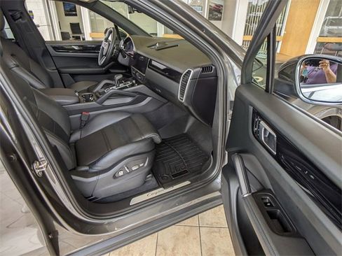 Used 2019 Porsche Cayenne S image 10