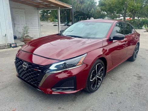Used 2025 Nissan Altima 2.5 SR FWD image 10