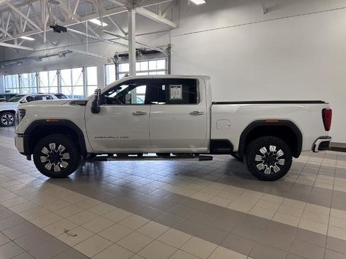 Used 2025 GMC Sierra 3500 Denali w/ Technology Package AWD/4WD image 2