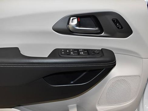 Certified 2023 Chrysler Pacifica Touring-L FWD image 23