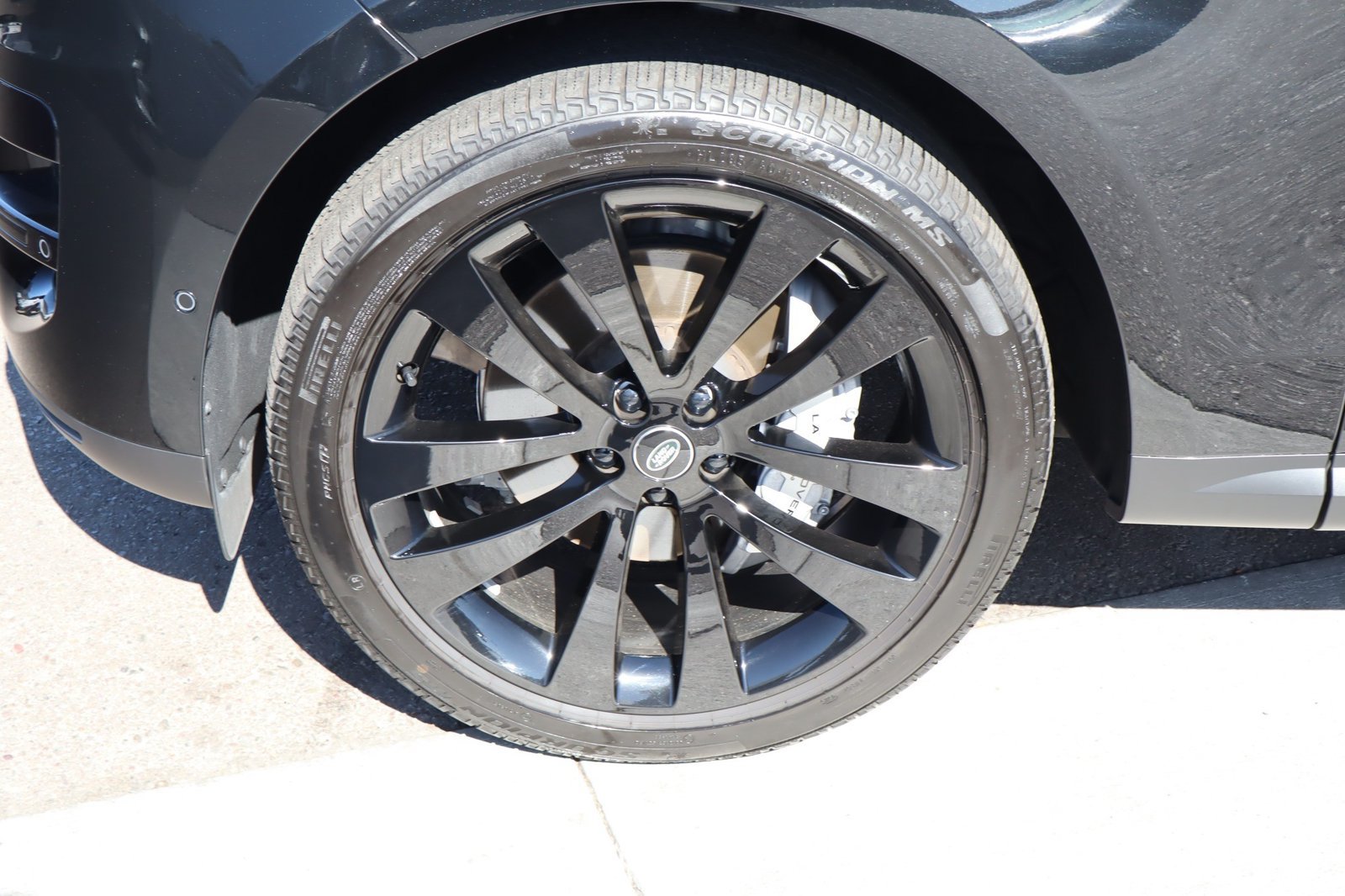 Used 2025 Land Rover Range Rover Sport SE AWD/4WD image 14