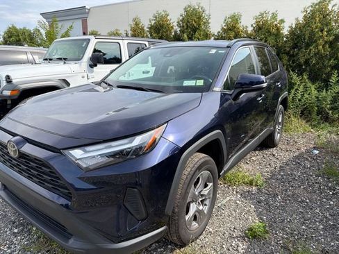 Used 2025 Toyota RAV4 XLE AWD/4WD image 1