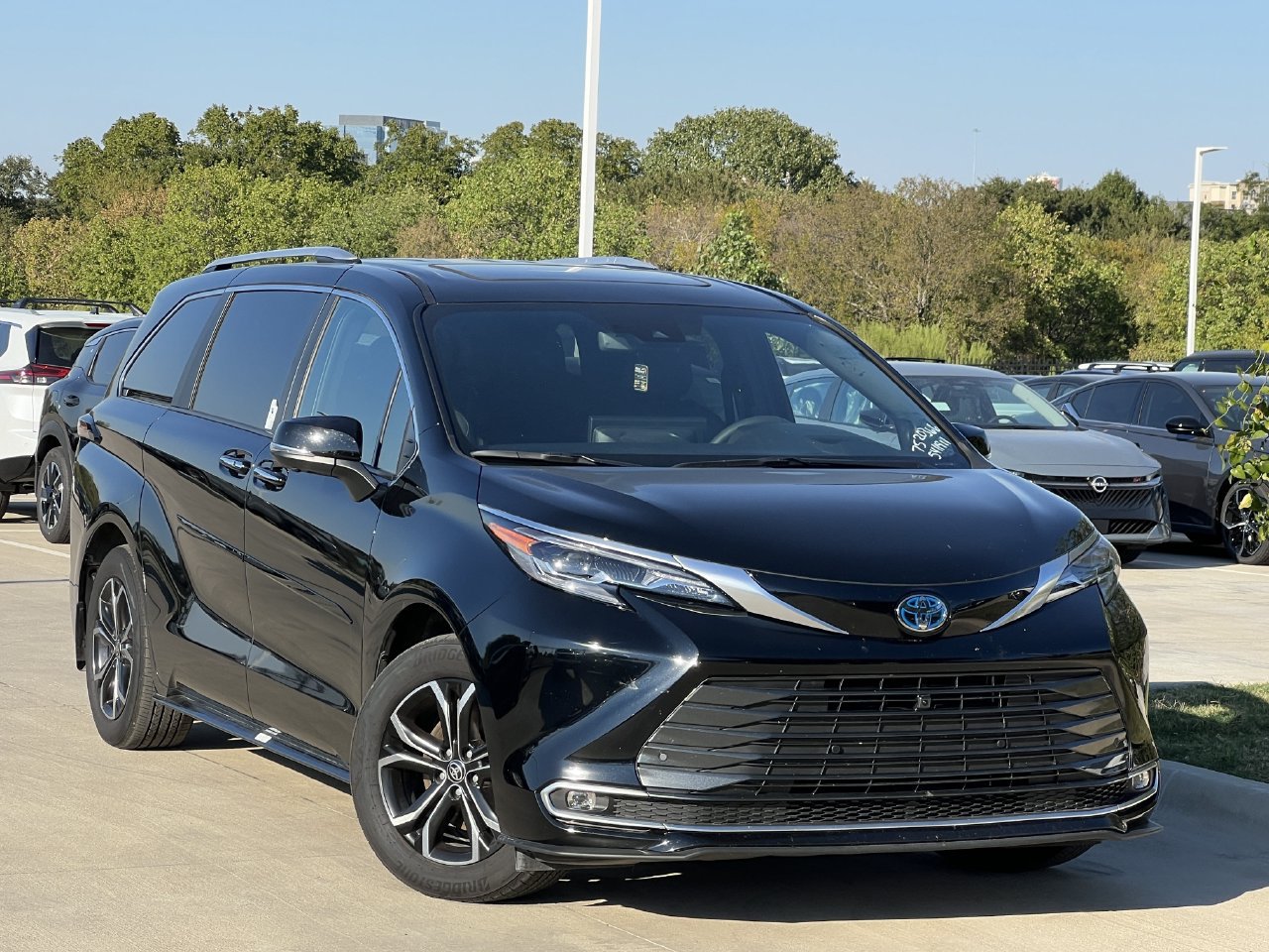 Used 2025 Toyota Sienna Platinum AWD/4WD image 2