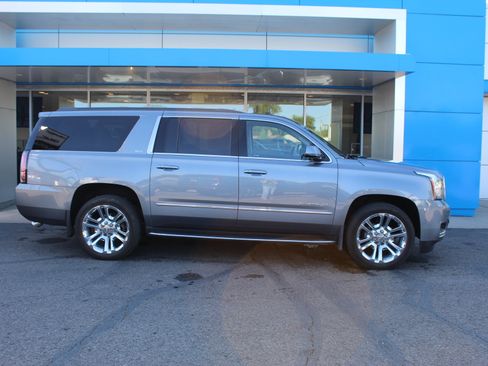 Certified 2018 GMC Yukon XL SLT w/ Premium Edition AWD/4WD image 2