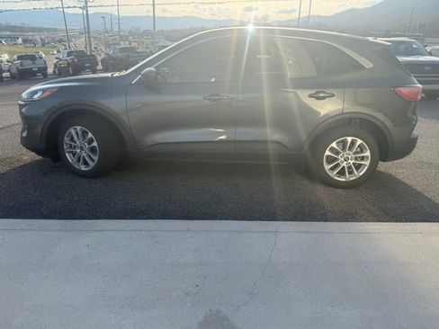 Used 2020 Ford Escape SE image 12