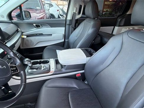 Used 2023 Kia Carnival LX image 10