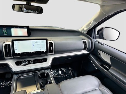 Used 2025 Ford Expedition Active image 26