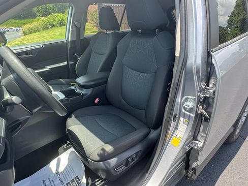 Used 2025 Toyota RAV4 XLE FWD image 19