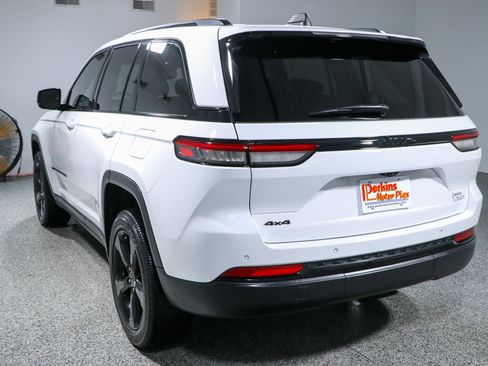Used 2023 Jeep Grand Cherokee Altitude AWD/4WD image 9