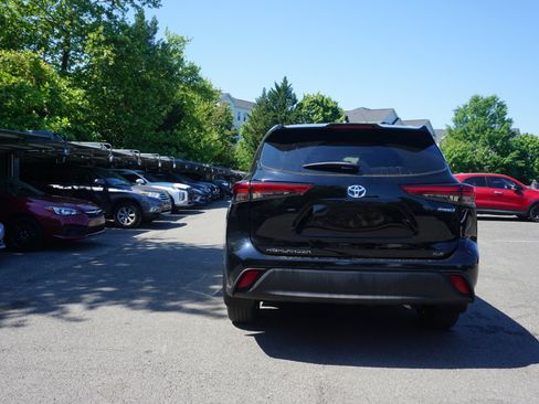 Used 2022 Toyota Highlander XLE AWD/4WD image 5