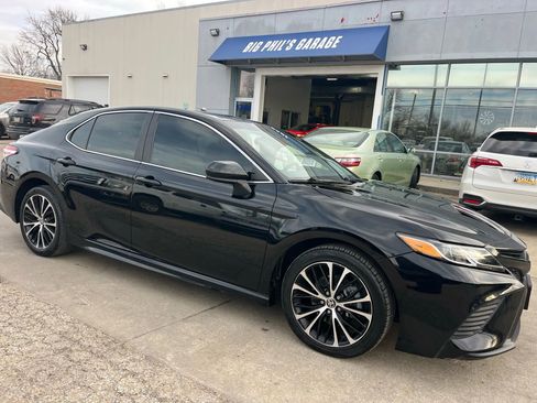 Used 2020 Toyota Camry SE image 1