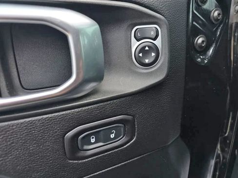 Used 2019 Jeep Wrangler Unlimited Sahara w/ Uconnect 4C Nav & Sound Group AWD/4WD image 12