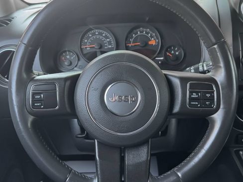 Used 2014 Jeep Patriot Latitude AWD/4WD image 18
