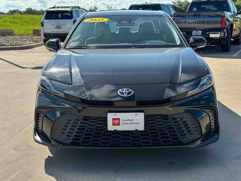 Used 2025 Toyota Camry SE FWD image 8