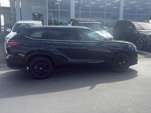 Used 2022 Toyota Highlander XLE AWD/4WD image 3