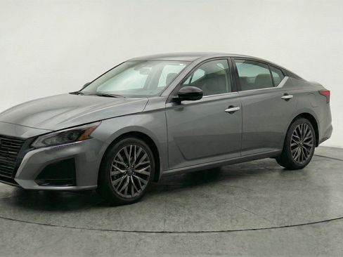 Used 2025 Nissan Altima 2.5 SV image 3
