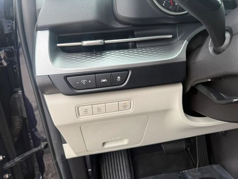 Used 2024 Kia Carnival LX FWD image 24