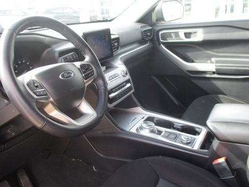 Used 2022 Ford Explorer XLT image 8
