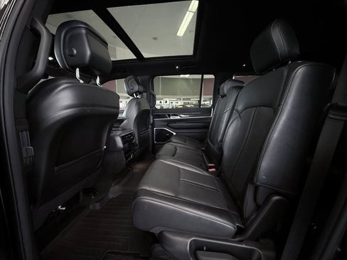 Used 2022 Jeep Wagoneer Series III w/ Premium Group I AWD/4WD image 33