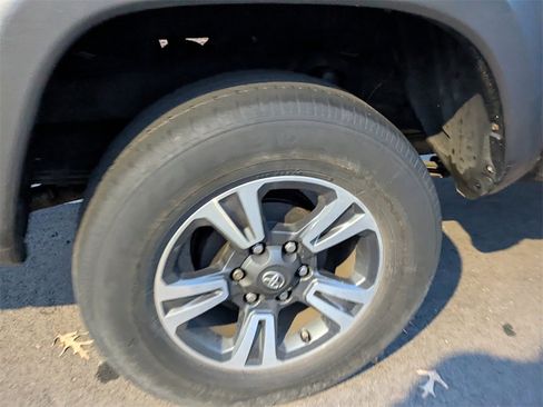 Used 2016 Toyota Tacoma TRD Sport image 9