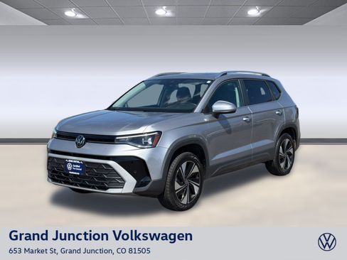Used 2025 Volkswagen Taos SE AWD/4WD image 1