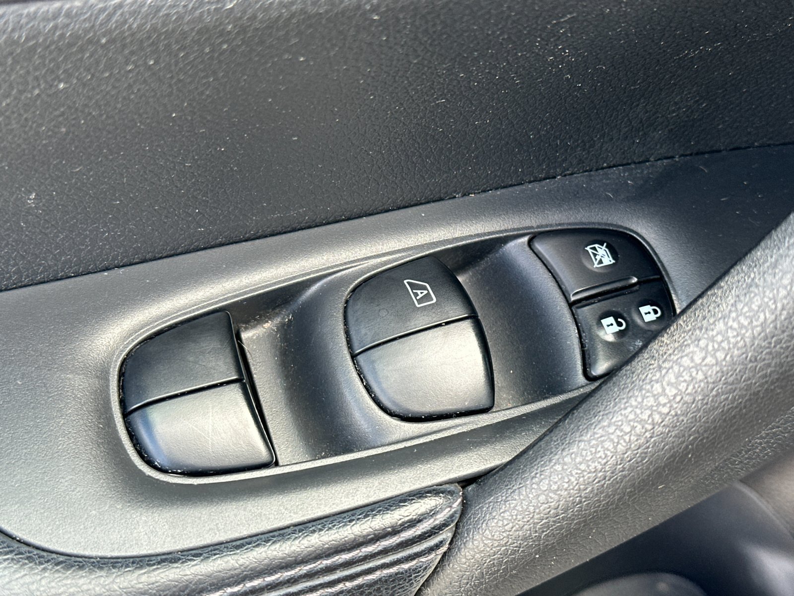Used 2016 Nissan Rogue S w/ S Family Package FWD image 11