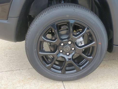 New 2025 Jeep Compass Latitude w/ Sun & Sound Group image 5