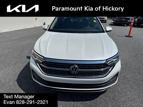 Used 2023 Volkswagen Jetta SE FWD image 2