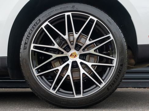 Certified 2026 Porsche Macan AWD/4WD image 13