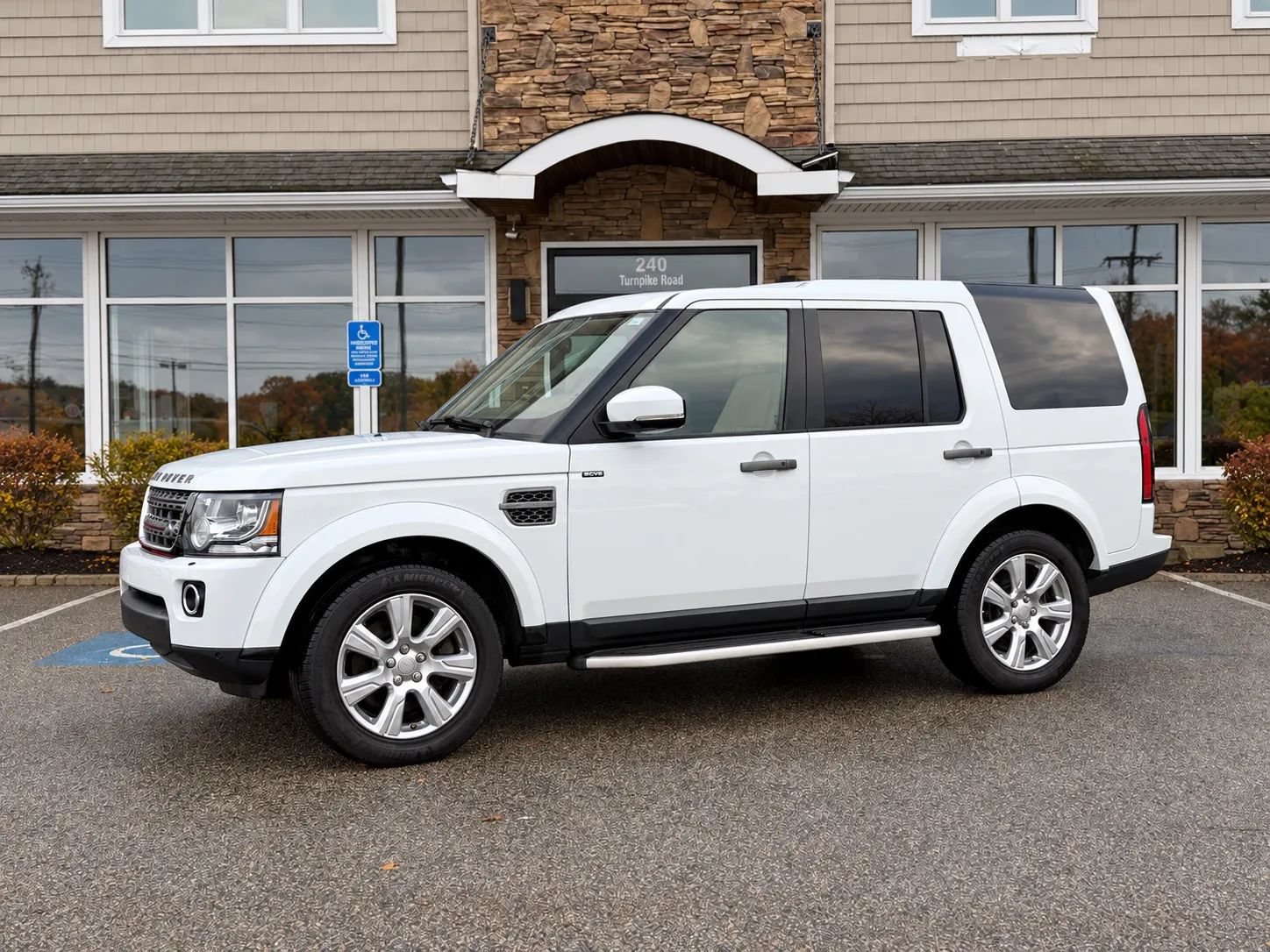Used 2016 Land Rover LR4 HSE Silver Edition AWD/4WD image 5
