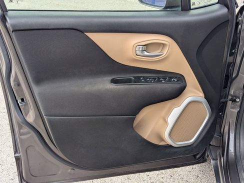 Used 2018 Jeep Renegade Latitude w/ Safety & Security Group image 6