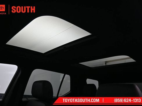 Used 2023 Chevrolet Traverse LT w/ LT Premium Package AWD/4WD image 22