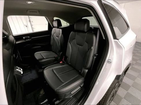 Used 2025 Kia Sorento EX AWD/4WD image 24
