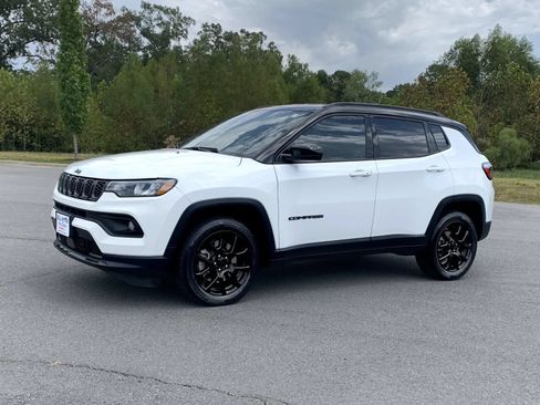 Used 2024 Jeep Compass Latitude AWD/4WD image 3