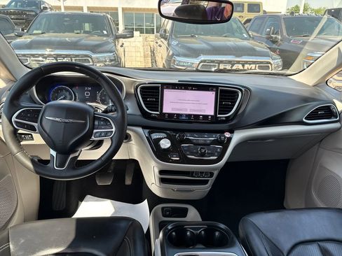 Used 2023 Chrysler Pacifica Touring-L image 15