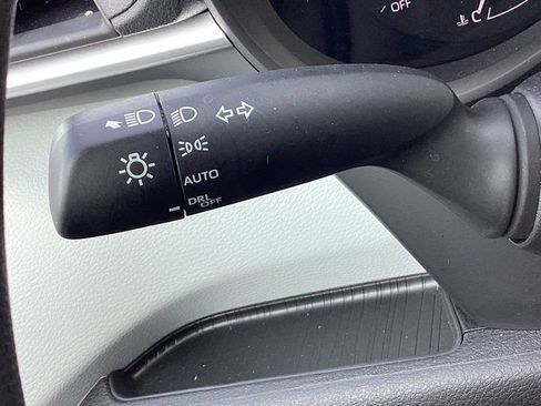 Used 2025 Toyota Sienna LE image 31