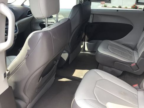 Used 2017 Chrysler Pacifica Touring-L FWD image 40