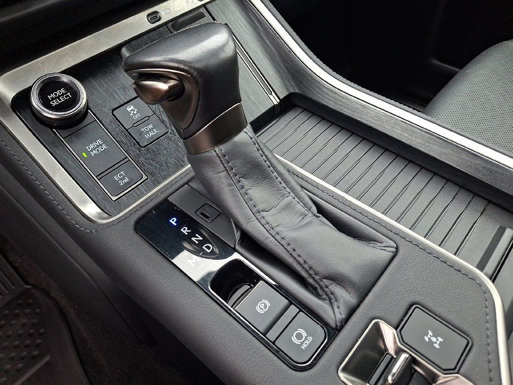 Used 2024 Lexus GX 550 w/ Accessory Package (2T) AWD/4WD image 16