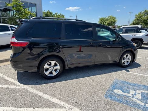 Used 2017 Toyota Sienna LE FWD image 36