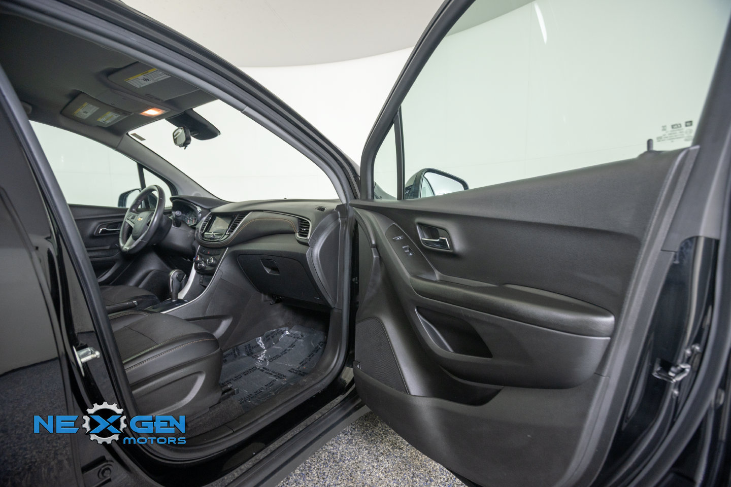 Used 2022 Chevrolet Trax LT w/ Midnight Edition AWD/4WD image 37