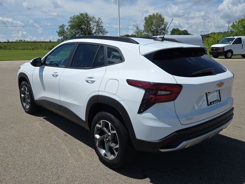 Used 2024 Chevrolet Trax LT w/ Driver Confidence Package FWD image 3