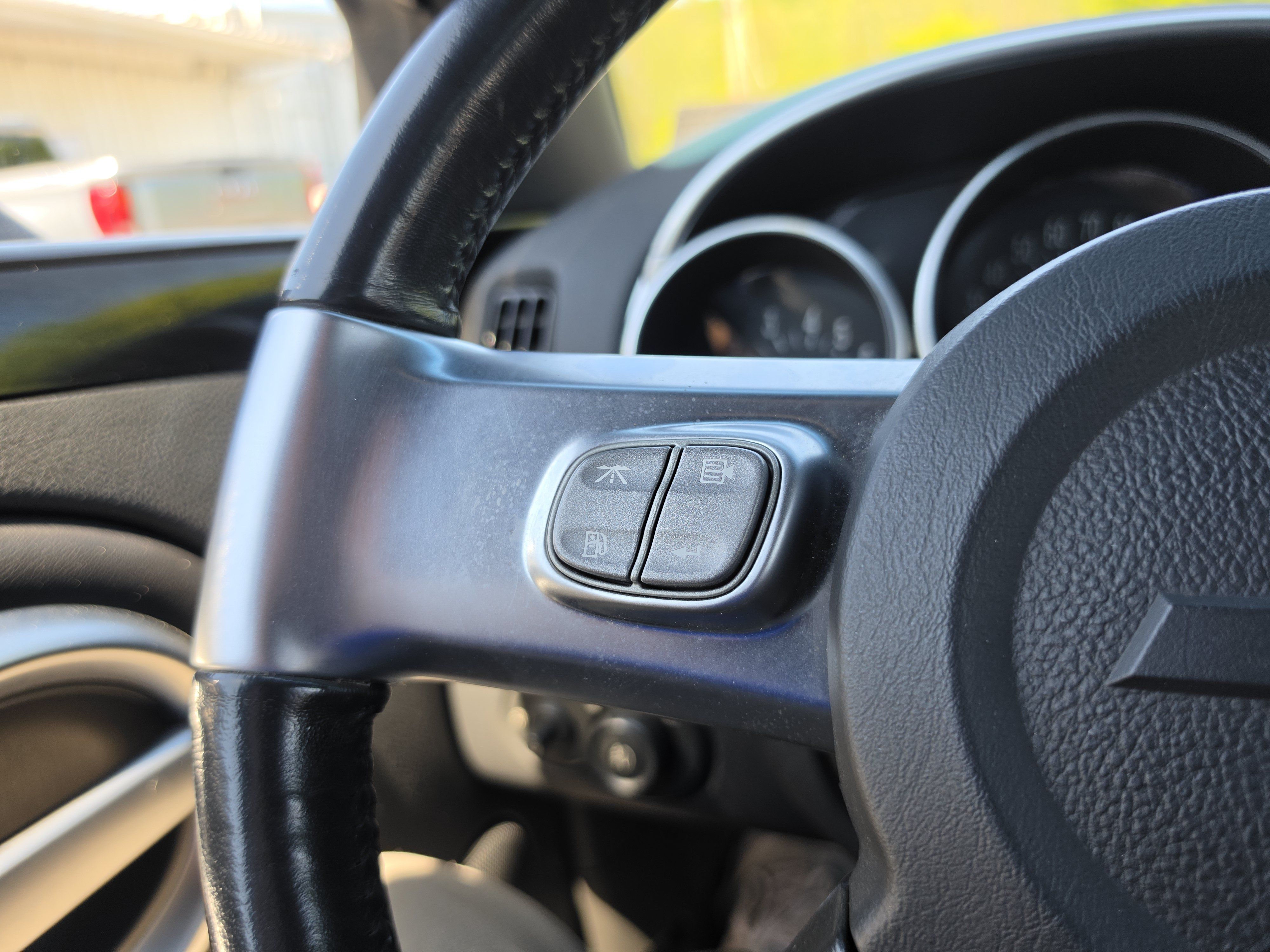Used 2004 Chevrolet SSR w/ Preferred Equipment Group RWD image 23