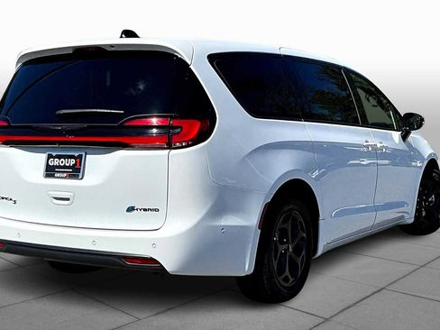 Used 2024 Chrysler Pacifica Limited FWD image 13