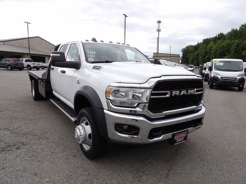 Used 2024 RAM 5500 Tradesman w/ Chrome Appearance Group AWD/4WD image 11