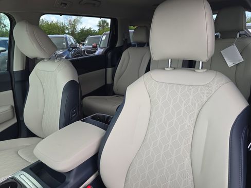 New 2026 Kia Carnival EX FWD image 23