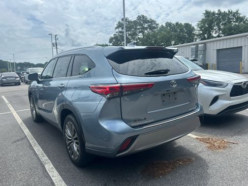 Used 2021 Toyota Highlander Platinum FWD image 2