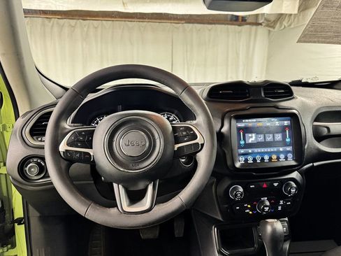 Used 2018 Jeep Renegade Latitude w/ UConnect 8.4 Nav Group image 13