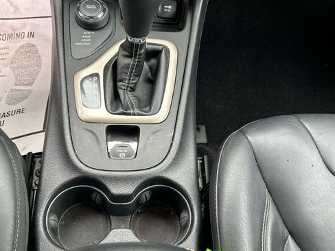 Used 2017 Jeep Cherokee Limited AWD/4WD image 19